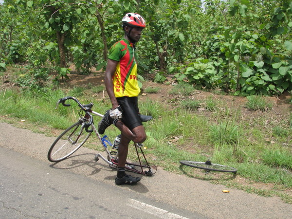 04 Tour du Togo - probleme technique.JPG